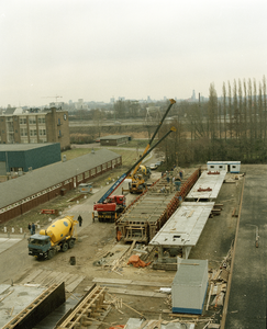 800876 Gezicht op het terrein van de aannemingsmaatschappij Ballast Nedam (De Liesbosch 5) te Nieuwegein waar enkele ...